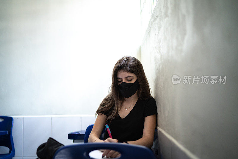 大学/高中学生在教室学习时戴口罩